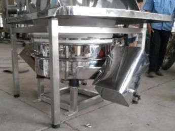 Operar la estación de descarga de bolsas de harina con una máquina transportadora de vacío hecha de acero inoxidable 304